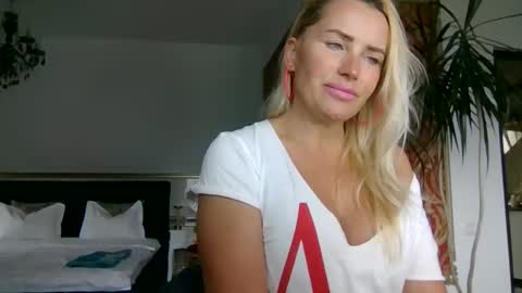 Snapshot of lollyta2023 chatting on October 2025 12:05:01 PM Roxy online show from October 2025 12:05:01 PM