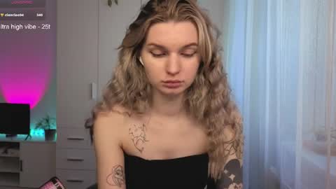 Snapshot of lookluna chatting on April 2026 06:19:01 AM Luna online show from April 2026 06:19:01 AM