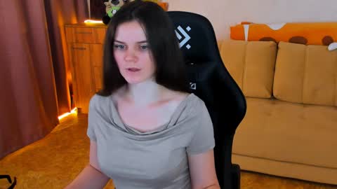 Snapshot of lora_cain chatting on December 2024 01:51:01 PM Lora Cain online show from December 2024 01:51:01 PM