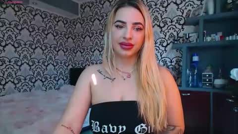 Queen LoraSinClare online show from April 2026 07:04:01 AM