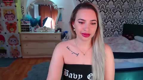 Queen LoraSinClare online show from April 2026 07:02:02 AM