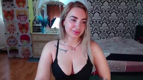 Queen LoraSinClare online show from June 2026 07:47:02 AM