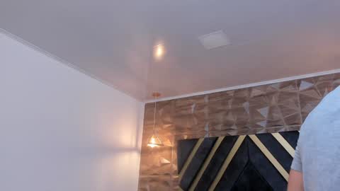  L O R E N Z O  Thumbs Up help  online show from December 2024 11:42:01 PM