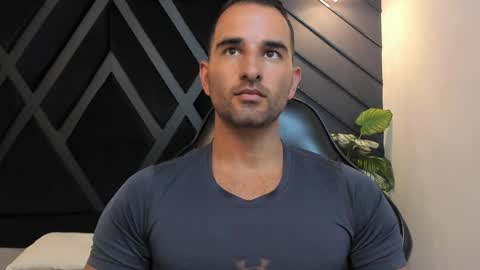  L O R E N Z O  Thumbs Up help  online show from January 2025 05:34:02 PM