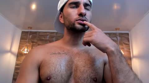  L O R E N Z O  Thumbs Up help  online show from February 2025 08:21:01 PM