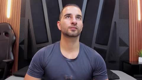  L O R E N Z O  Thumbs Up help  online show from October 2025 05:41:02 PM