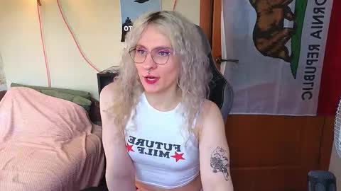Lori -----------------------------------    online show from May 2026 03:06:01 PM