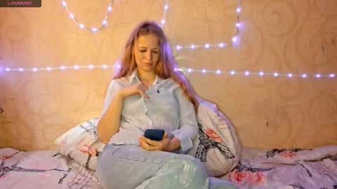 Snapshot of lornablatchley chatting on October 2025 07:16:01 AM Annie online show from October 2025 07:16:01 AM