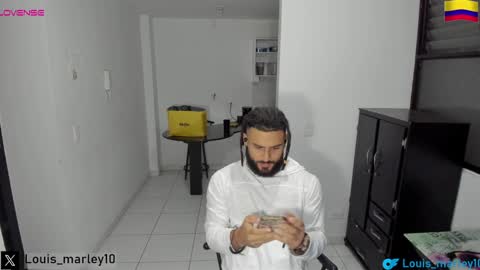 Snapshot of louis_marley_ chatting on December 2024 01:40:01 AM louis_marley_ online show from December 2024 01:40:01 AM