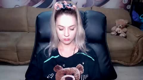 Snapshot of lovellymalina chatting on December 2024 03:33:02 PM private open online show from December 2024 03:33:02 PM