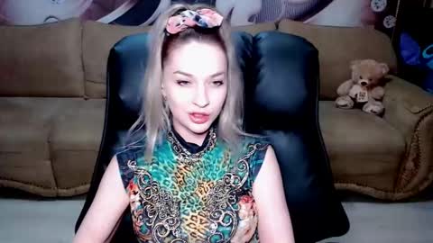 Snapshot of lovellymalina chatting on December 2024 05:33:01 PM private open online show from December 2024 05:33:01 PM