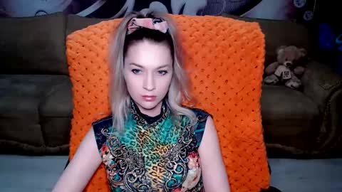 Snapshot of lovellymalina chatting on February 2025 04:00:02 PM private open online show from February 2025 04:00:02 PM