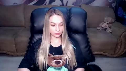 Snapshot of lovellymalina chatting on September 2025 03:55:02 PM private open online show from September 2025 03:55:02 PM