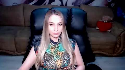 Snapshot of lovellymalina chatting on October 2025 02:23:02 PM private open online show from October 2025 02:23:02 PM