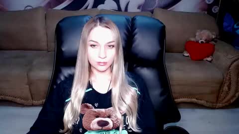 Snapshot of lovellymalina chatting on October 2025 05:10:02 PM private open online show from October 2025 05:10:02 PM
