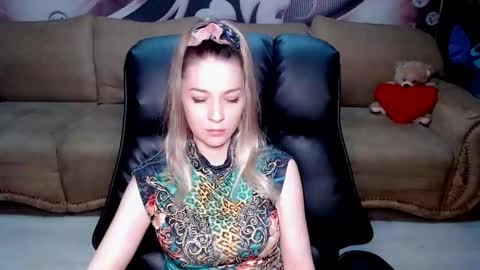 Snapshot of lovellymalina chatting on November 2025 02:06:01 PM private open online show from November 2025 02:06:01 PM