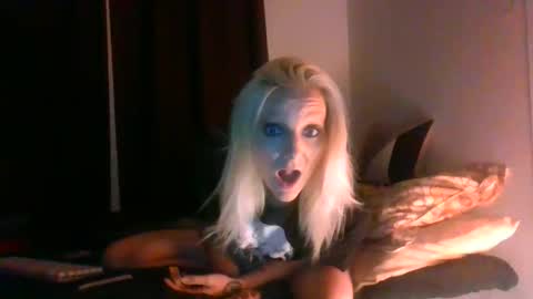 LunaRedd online show from May 2026 07:13:01 AM