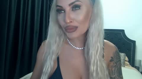 Snapshot of lovelyblondyxxx chatting on December 2024 11:40:01 PM PrAllinXXXa online show from December 2024 11:40:01 PM