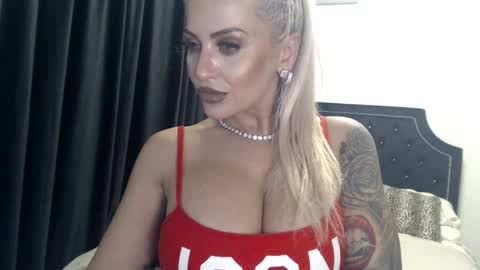 Snapshot of lovelyblondyxxx chatting on December 2024 03:18:02 AM PrAllinXXXa online show from December 2024 03:18:02 AM