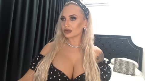 Snapshot of lovelyblondyxxx chatting on December 2024 11:21:01 PM PrAllinXXXa online show from December 2024 11:21:01 PM