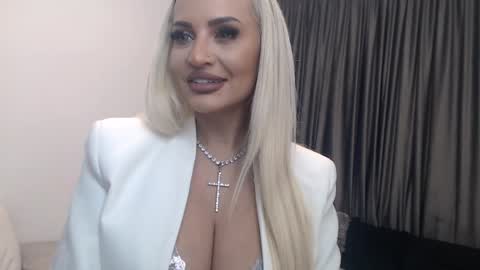 Snapshot of lovelyblondyxxx chatting on January 2025 11:19:01 PM PrAllinXXXa online show from January 2025 11:19:01 PM