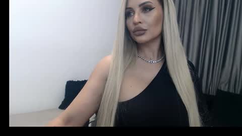 Snapshot of lovelyblondyxxx chatting on February 2025 11:43:01 PM PrAllinXXXa online show from February 2025 11:43:01 PM