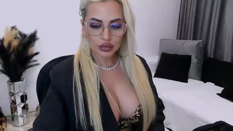 Snapshot of lovelyblondyxxx chatting on October 2025 12:04:01 AM PrAllinXXXa online show from October 2025 12:04:01 AM