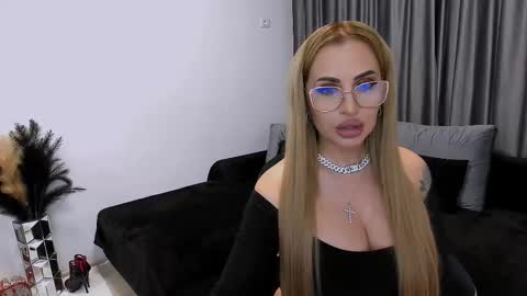 Snapshot of lovelyblondyxxx chatting on November 2025 11:21:02 PM PrAllinXXXa online show from November 2025 11:21:02 PM