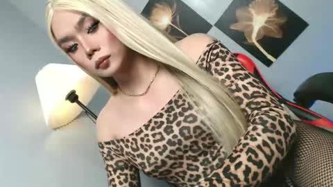 Snapshot of lovers_moon22 chatting on May 2026 12:02:01 PM lovers moon22 online show from May 2026 12:02:01 PM