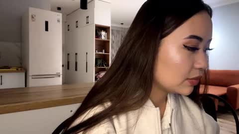 Snapshot of lucialostroh chatting on November 2025 12:18:01 PM Kira online show from November 2025 12:18:01 PM