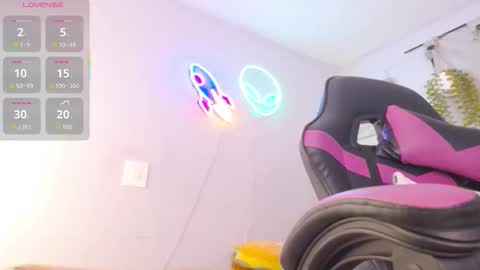 Lucie   online show from March 2026 09:32:02 PM