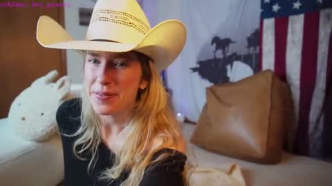 Snapshot of lucy_gooosey chatting on February 2025 09:36:01 PM Lucy. online show from February 2025 09:36:01 PM