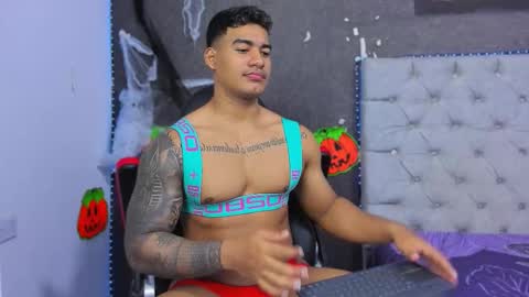 Luigi Independent model online show from November 2025 03:58:02 PM