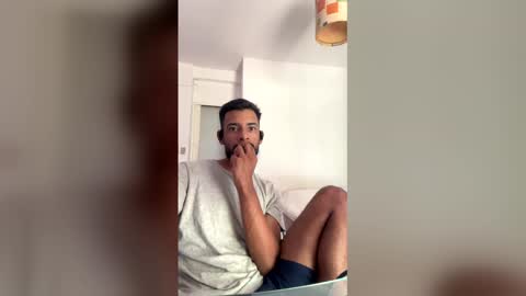 Snapshot of luitz003 chatting on February 2026 03:38:02 PM Hot boy online show from February 2026 03:38:02 PM