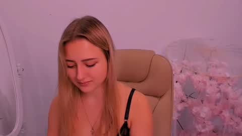 Snapshot of lulu___moon chatting on October 2025 06:34:02 AM Lily online show from October 2025 06:34:02 AM