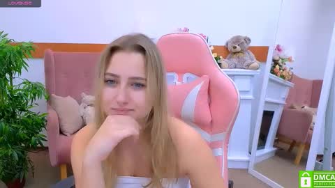 Snapshot of lulu___moon chatting on October 2025 02:29:02 PM Lily online show from October 2025 02:29:02 PM