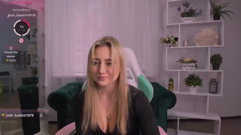 Snapshot of lulu___moon chatting on November 2025 09:52:02 AM Lily online show from November 2025 09:52:02 AM