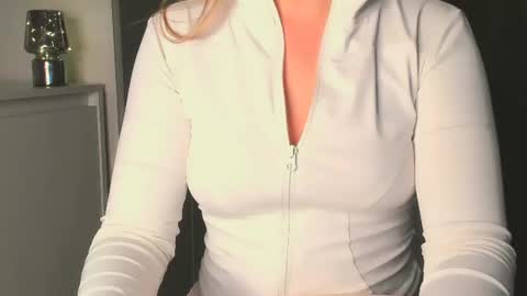 luna1vibe online show from June 2026 06:03:01 AM