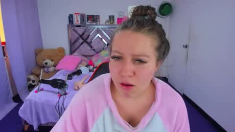 luna_analya online show from May 2026 06:35:02 PM