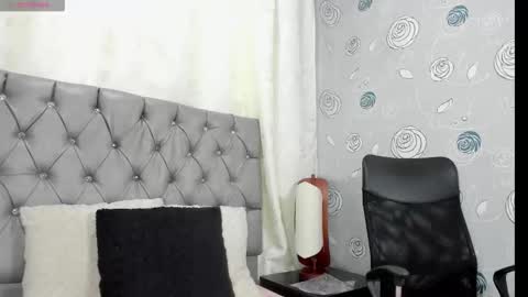 Snapshot of luna_evaa chatting on November 2025 01:43:01 PM Luna Eva online show from November 2025 01:43:01 PM