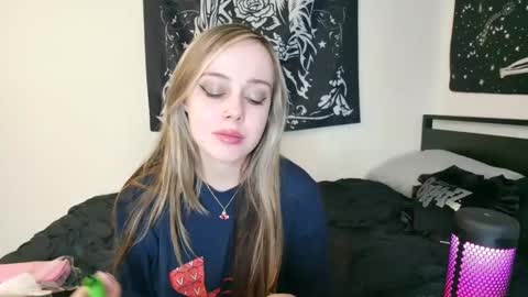 Luna online show from October 2025 12:33:02 AM