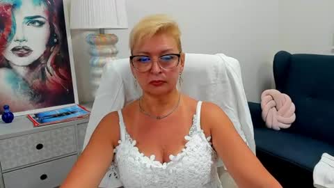 L u n a online show from July 2026 07:01:02 AM