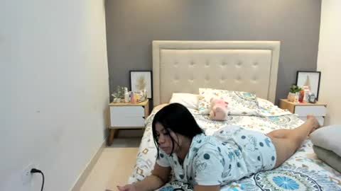 lunaa08 online show from June 2026 05:57:01 AM