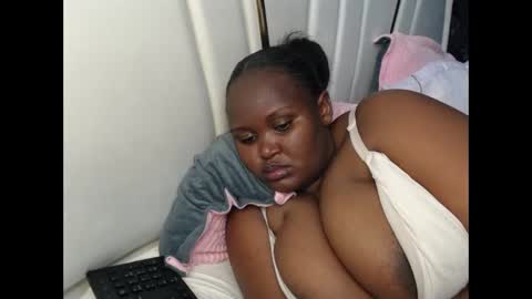 Snapshot of lunabloom01 chatting on September 2025 01:05:02 PM lunabloom01 online show from September 2025 01:05:02 PM