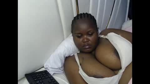 Snapshot of lunabloom01 chatting on October 2025 03:07:02 PM lunabloom01 online show from October 2025 03:07:02 PM