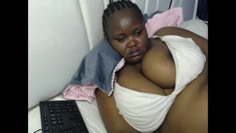 Snapshot of lunabloom01 chatting on October 2025 06:06:01 PM lunabloom01 online show from October 2025 06:06:01 PM