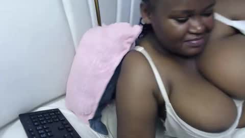 Snapshot of lunabloom01 chatting on October 2025 12:35:01 PM lunabloom01 online show from October 2025 12:35:01 PM