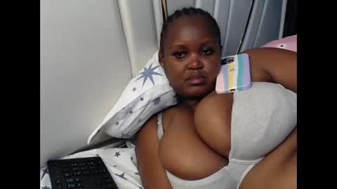 Snapshot of lunabloom01 chatting on October 2025 06:05:01 PM lunabloom01 online show from October 2025 06:05:01 PM