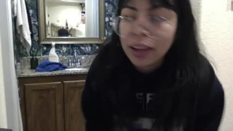 Snapshot of lunamivida chatting on December 2024 06:44:02 AM karazorel online show from December 2024 06:44:02 AM