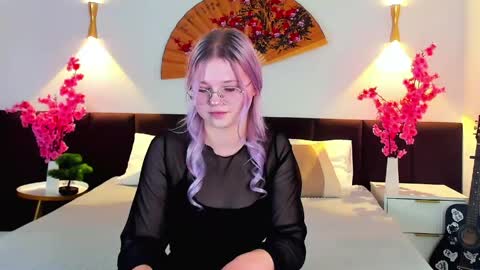 lunariafox online show from March 2026 02:23:01 PM